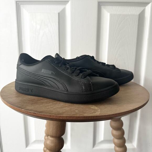 Puma All Black Solid Smash V2 Low Top Lace Up Trainer Sneakers Kids 2.5 - Picture 1 of 10